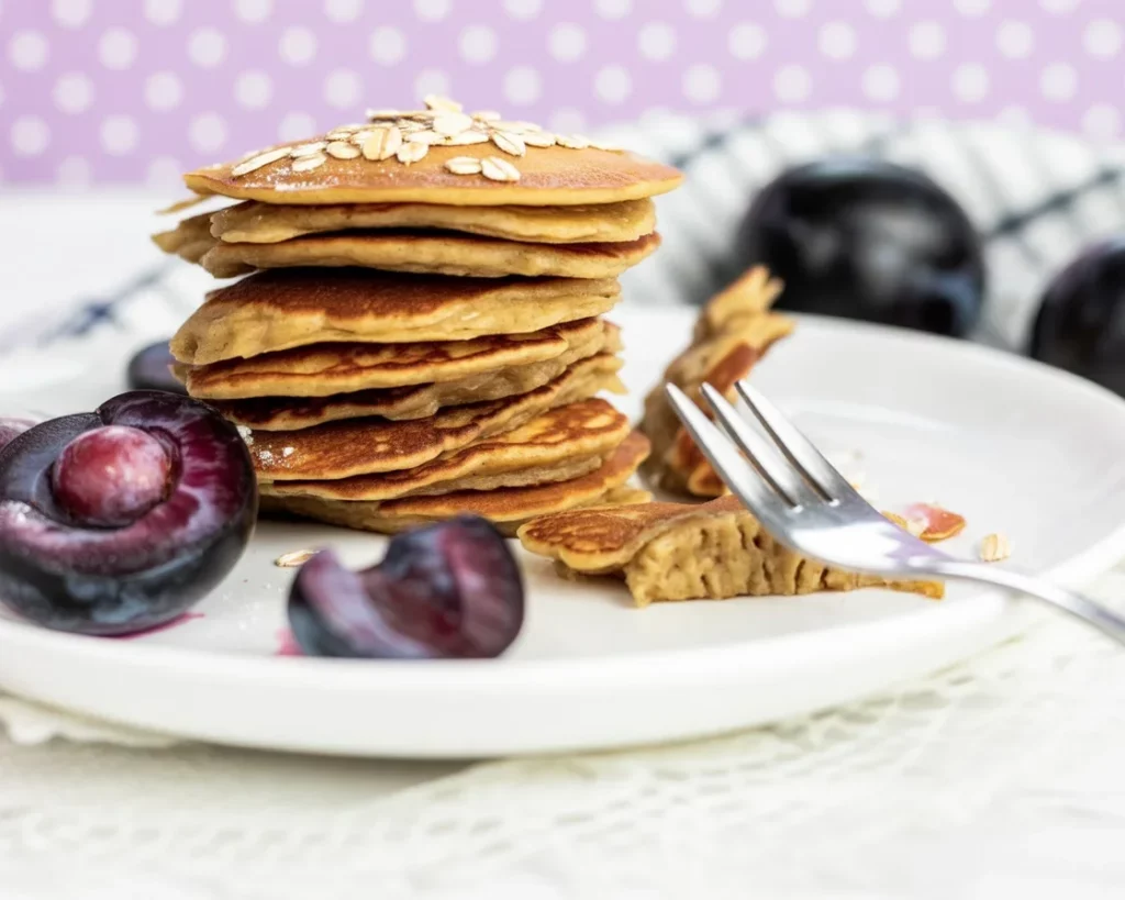 Leckere glutenfreie vegane Pfannkuchen mit verschiedenen Füllungen und frischen Zutaten.