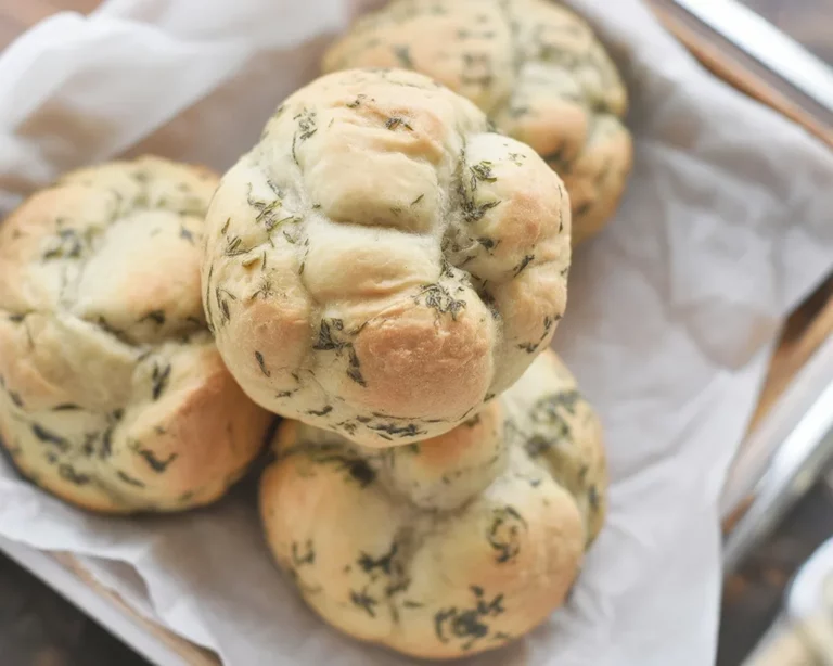 Hausgemachte bayrische Semmelknödel mit frischen Zutaten und Kräutern.