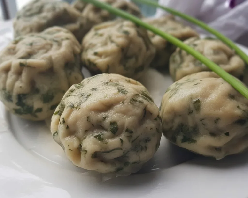 Bayerische Semmelknödel zubereiten: Rezept mit frischen Kräutern und alten Semmeln
