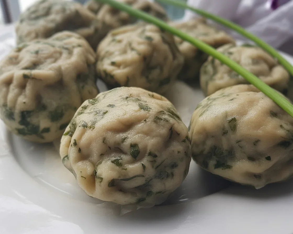 Bayerische Semmelknödel zubereiten: Rezept mit frischen Kräutern und alten Semmeln