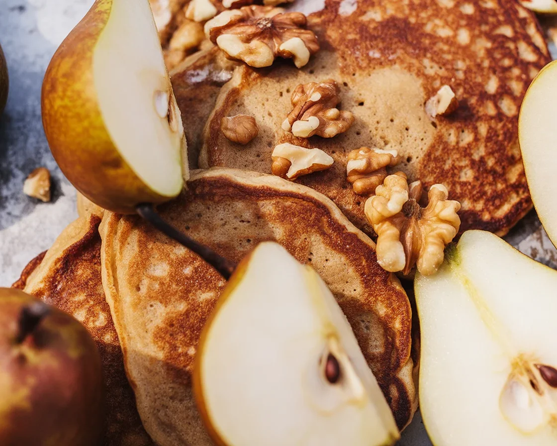 Köstliche vegane und glutenfreie Pfannkuchen mit frischem Obst und Karamellfüllung
