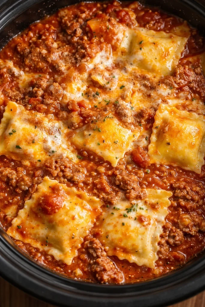 Crockpot Ravioli-Lasagne in einer Schüssel serviert, köstlich und einfach zuzubereiten.