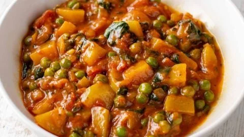 Veganes Kartoffelcurry mit Spinat und Erbsen