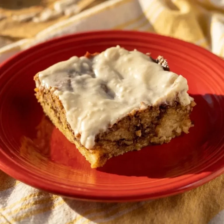 Keto Zimtschnecken-Kuchen auf einem Teller serviert