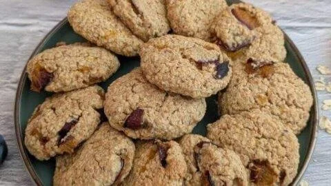Schmackhafte Zwetschgen-Haferkekse auf einem Teller, ideal für den Snack zwischendurch.